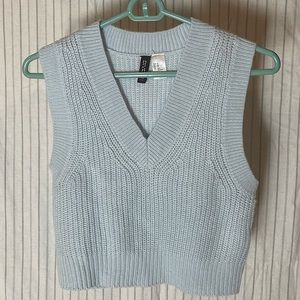 Light blue cropped sweater vest - Brand: H&M divided - Size: xs